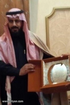 الاستاذ فهد الشهري يكرم الاستاذ خلف بن غرسان 